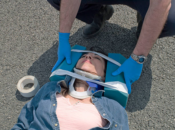 Victime d'un accident de la route immobilisée avec un collier cervical