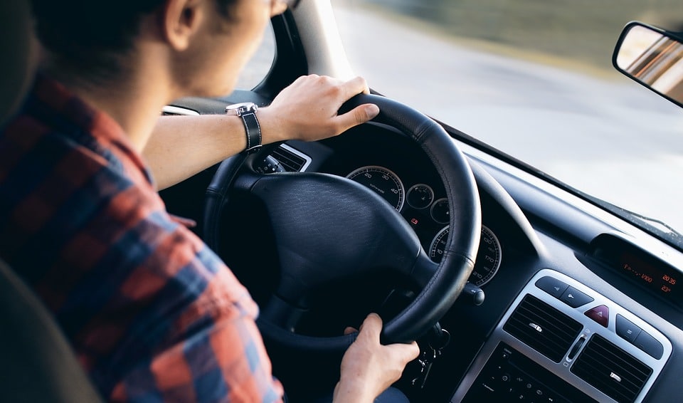 homme au volant voiture