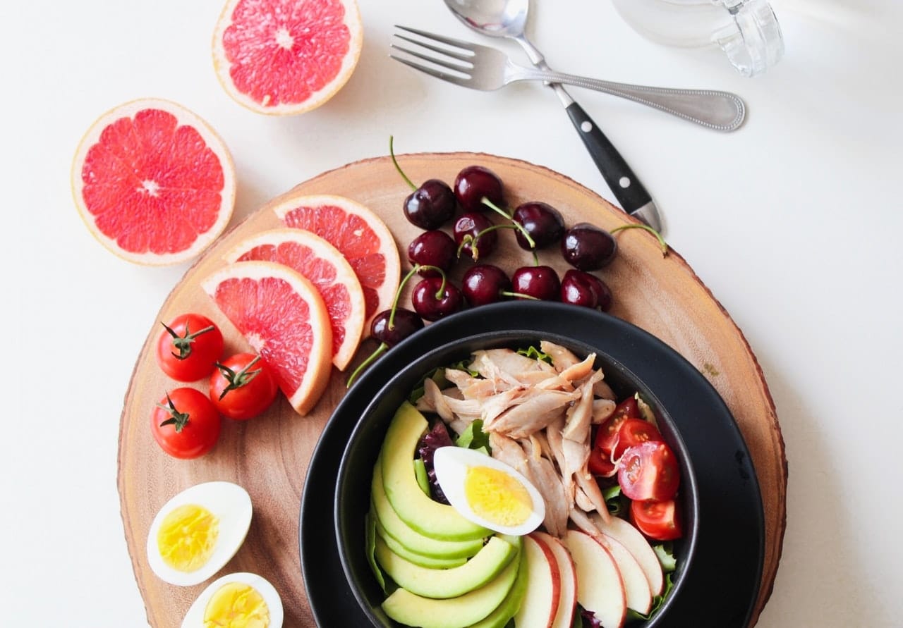 bowl avec avocat oeuf, pamplemousse