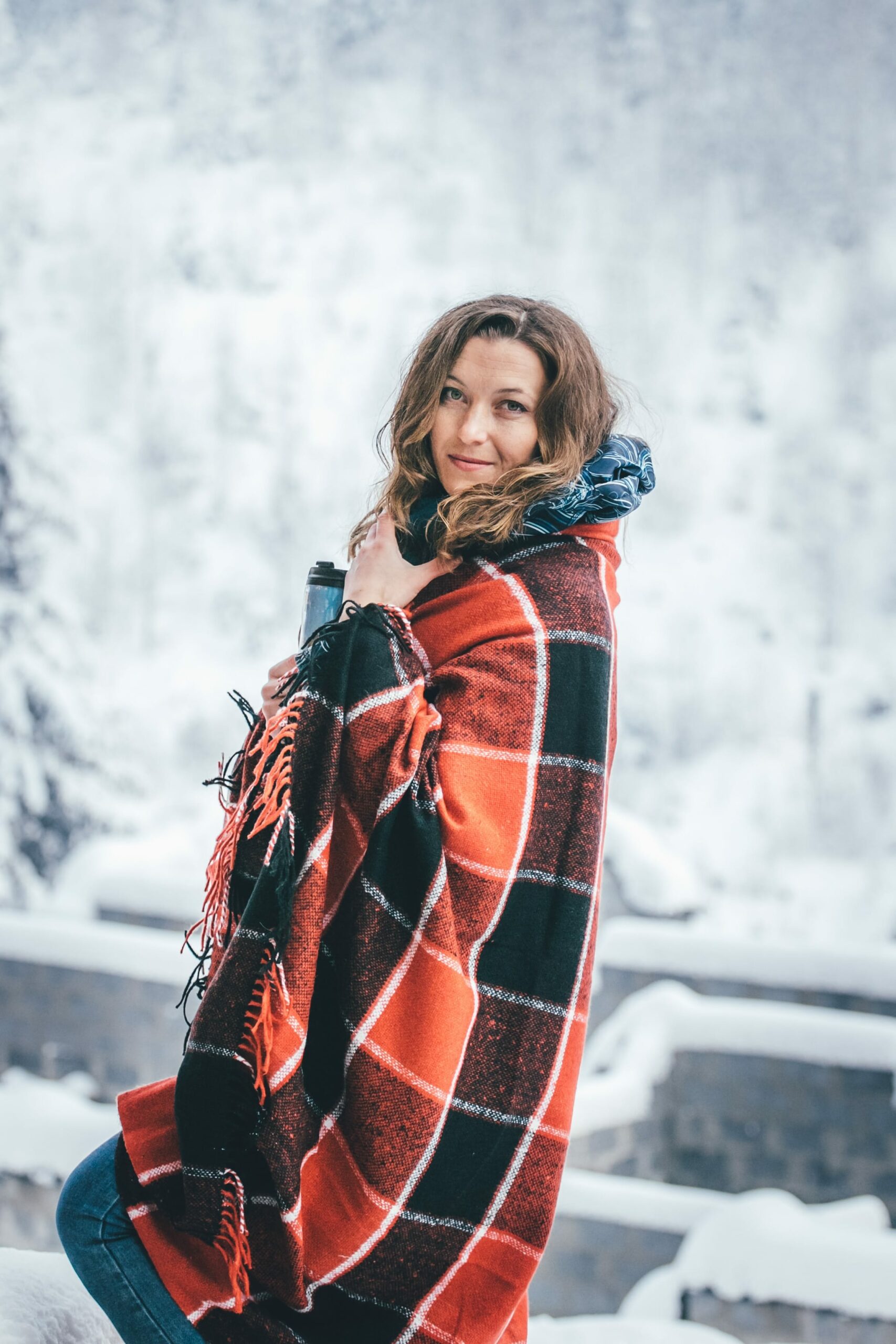 femme à la montagne enveloppée dans une couverture