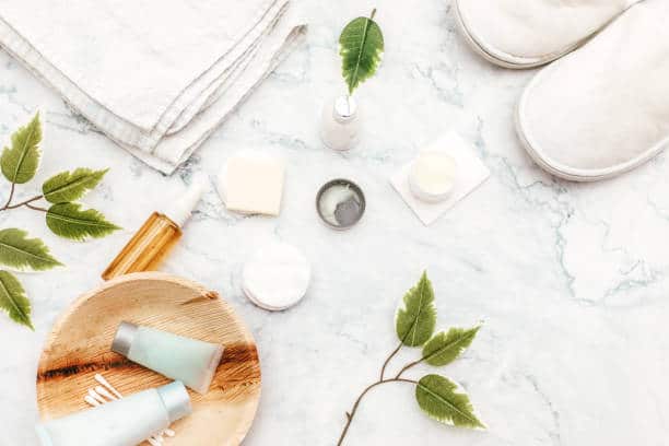 Produits de beauté naturels sur une table en marbre