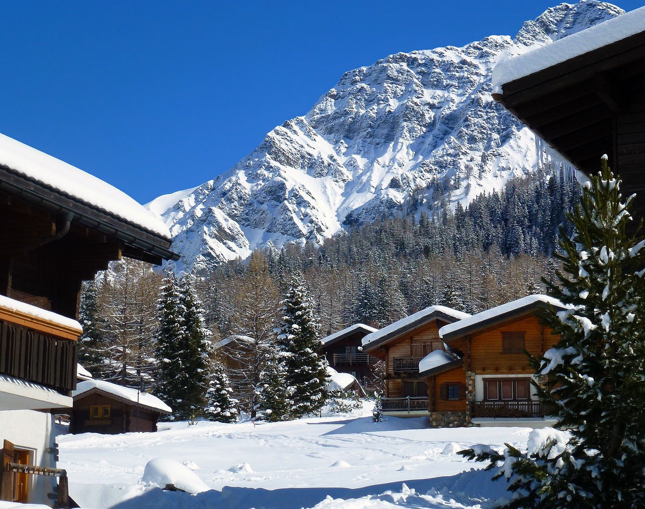 chalets enneigés à la montagne