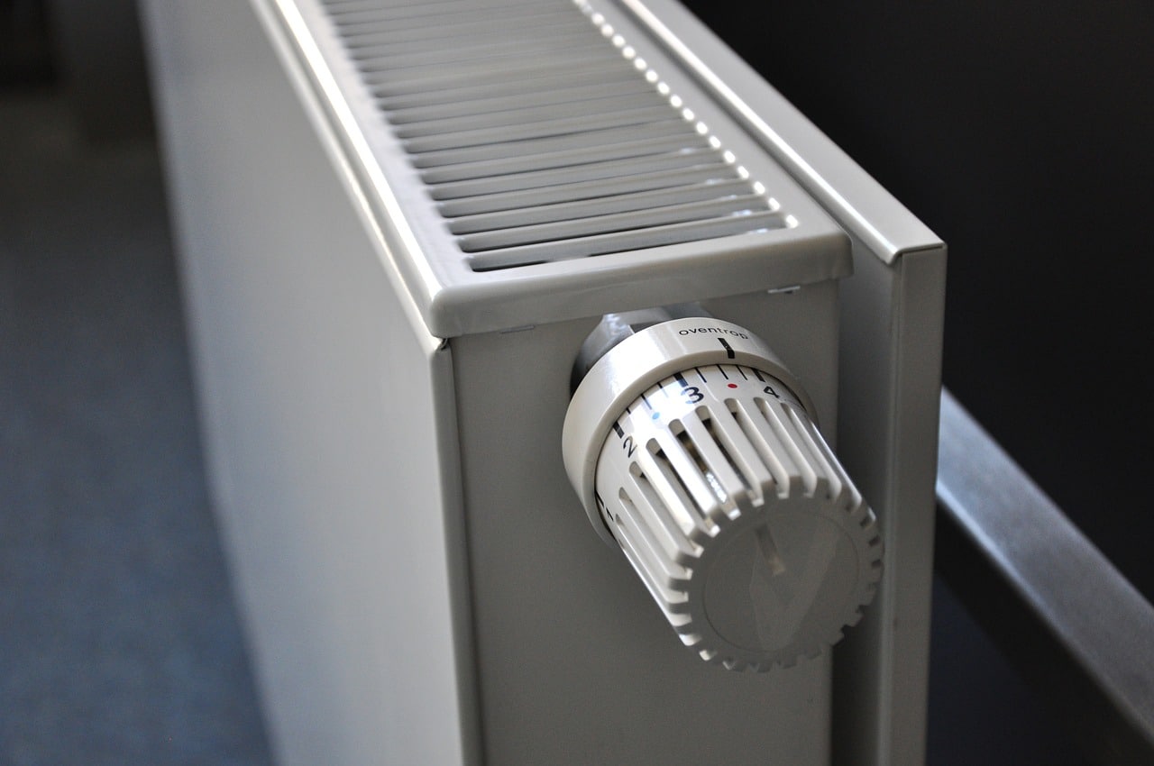 zoom sur un radiateur blanc et variateur d'intensité