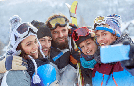 groupe d'amis prenant un selfie au ski
